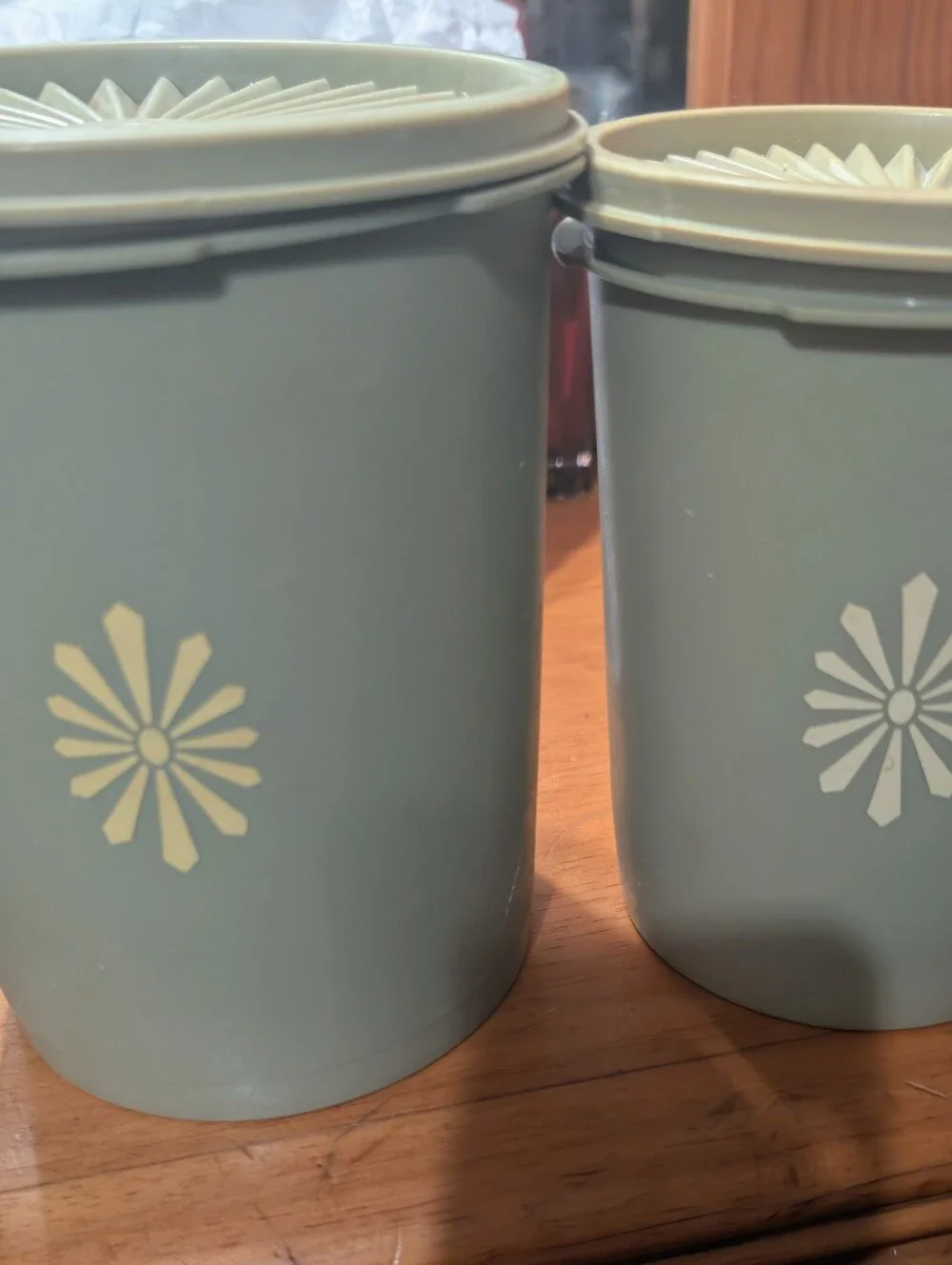 Vintage Olive Green With Starburst Design Tupperware Plastic Canistet Set Of 4.